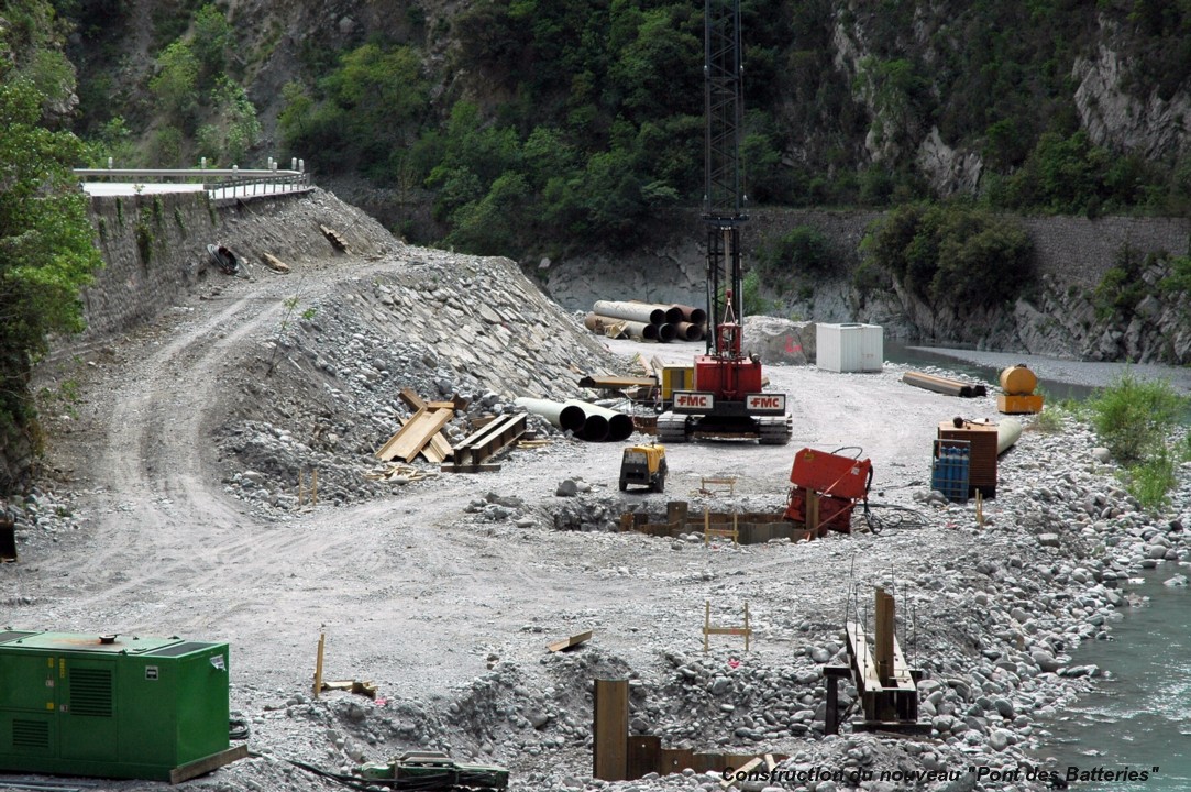 Fiche média no. 67043 UTELLE & TOURNEFORT (06, Alpes-Maritimes) – Nouveau « Pont des Batteries », construction d'un viaduc dans le lit de la Tinée. Battage des palplanches pour les fondations des piles