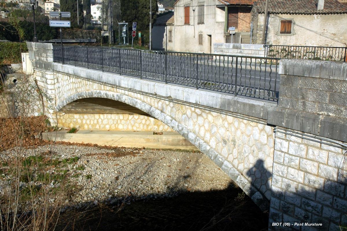 BIOT (06, Alpes-Maritimes) – Pont Muratore (1934), pont de la RD 704 (route Antibes-Biot) sur la Brague 