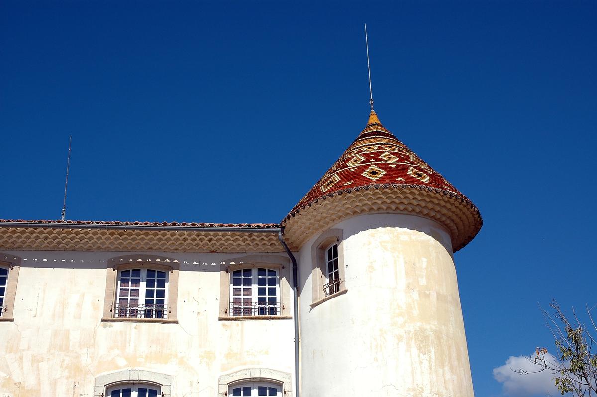 AIGUINES (83, Var) – Le Château, tour d'angle avec tuiles vernissées et génoise à quatre rangs 