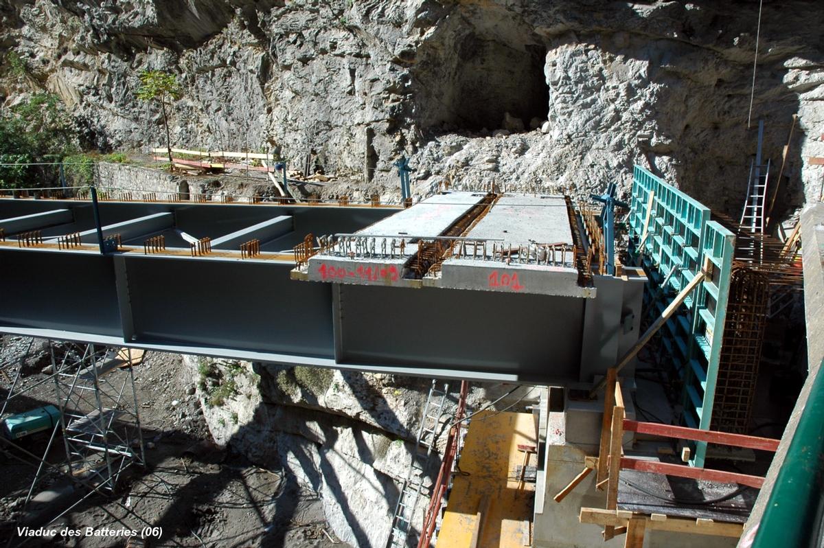 UTELLE & TOURNEFORT (06, Alpes-Maritimes) – Nouveau « Pont des Batteries », mise en place des dalles préfabriquées du tablier 