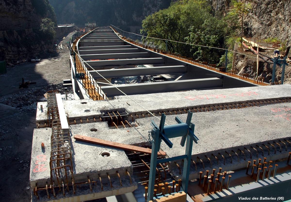 UTELLE & TOURNEFORT (06, Alpes-Maritimes) – Nouveau « Pont des Batteries », mise en place des dalles préfabriquées du tablier 