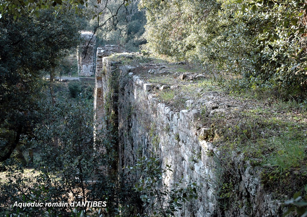 Überreste des römischen Aquädukts von Clausonnes (Antibes) 