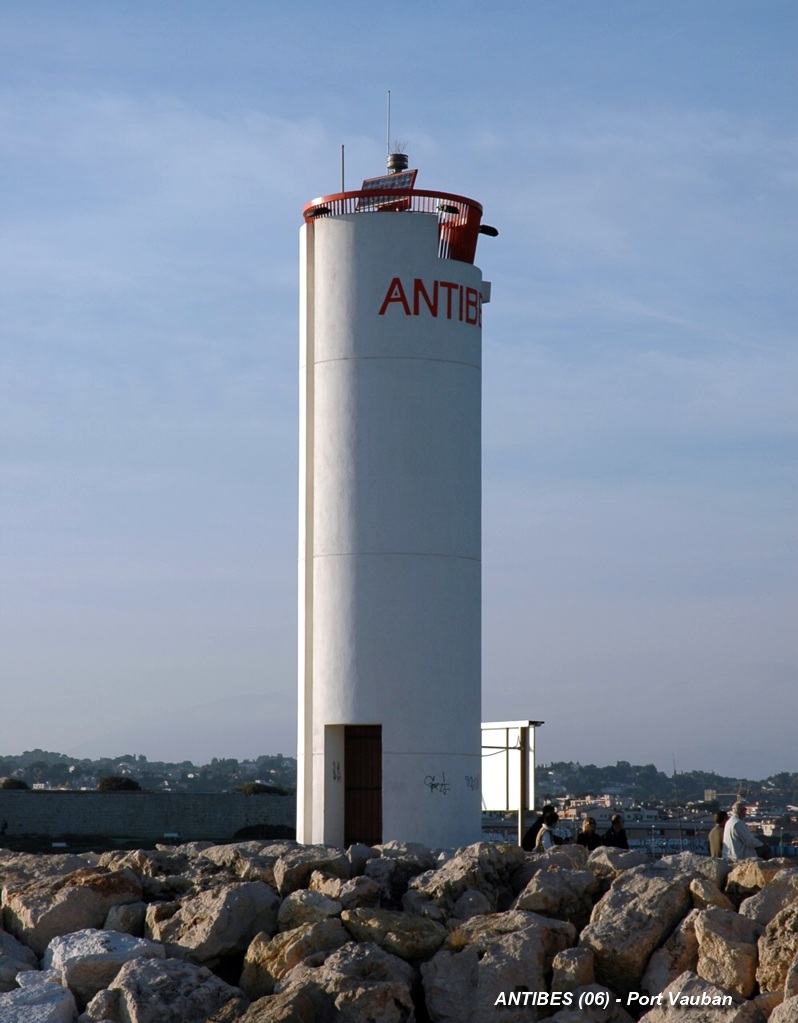 ANTIBES (06600, Alpes-Maritimes) – Port Vauban, phare de l'avant-port 
