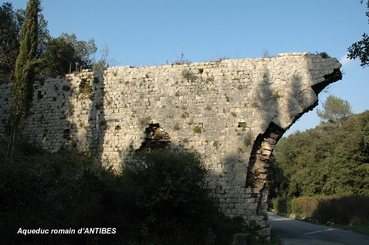 Überreste des römischen Aquädukts von Clausonnes (Antibes) 
