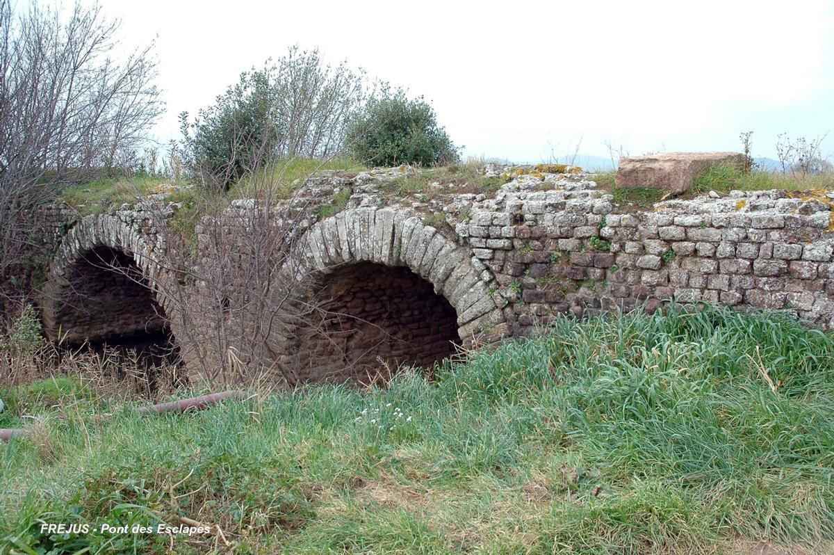 FRÉJUS (83, Var) - Vestiges du pont romain « des Esclapes », coté aval.(l'ouvrage est hors service) 