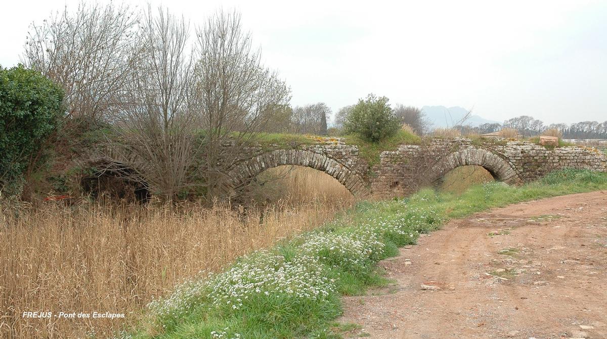FRÉJUS (83, Var) - Vestiges du pont romain « des Esclapes », coté aval.(l'ouvrage est hors service) 