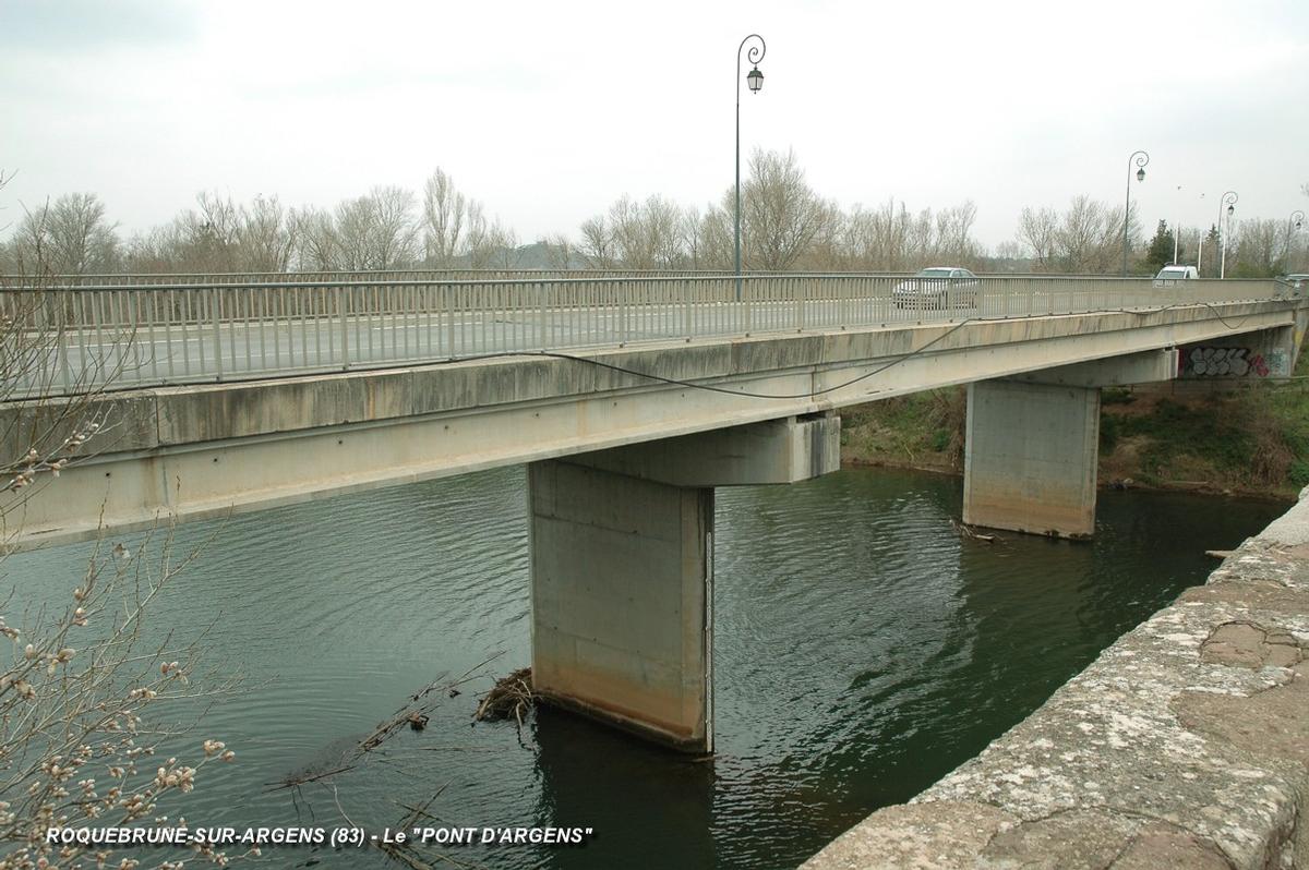 Fiche média no. 78518 ROQUEBRUNE-sur-ARGENS (83, Var) – La RD 7 franchit la rivière Argens sur le nouveau « Pont d'Argens », construit en 1982 à côté de l'ancien pont