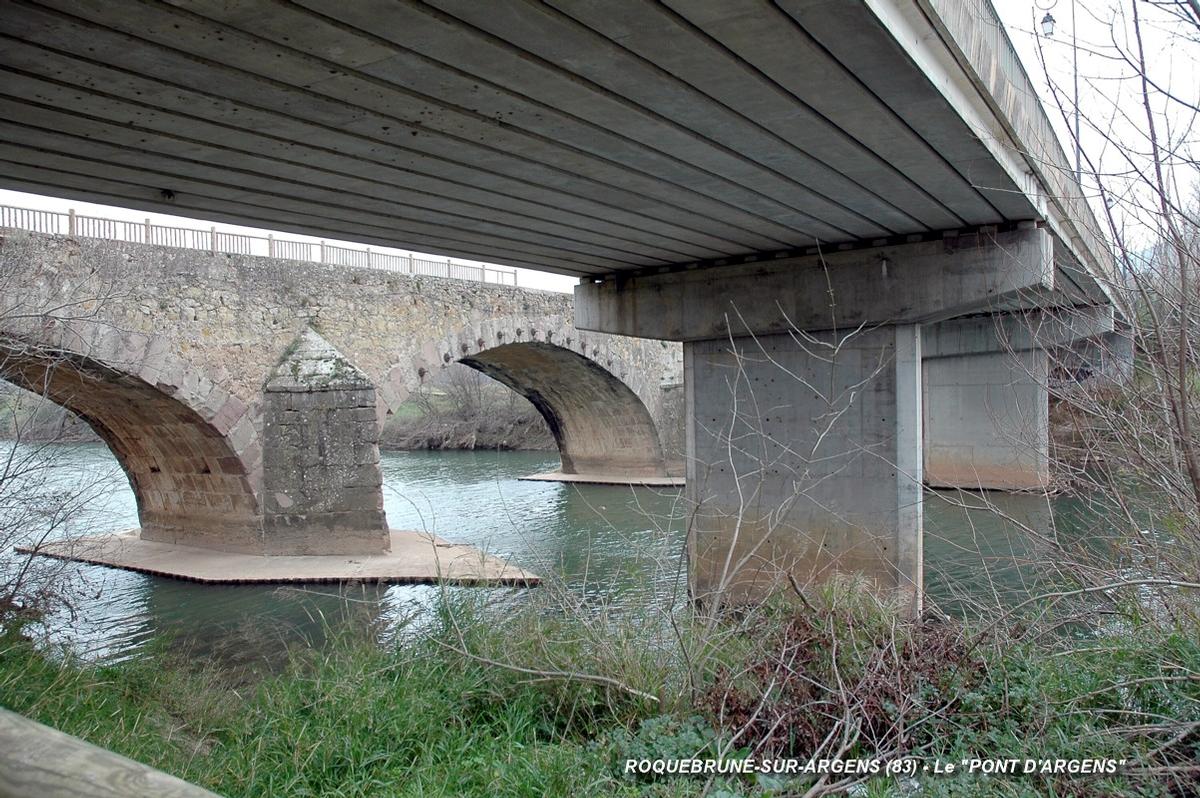 Fiche média no. 78517 ROQUEBRUNE-sur-ARGENS (83, Var) – La RD 7 franchit la rivière Argens sur le nouveau « Pont d'Argens », construit en 1982 à côté de l'ancien pont
