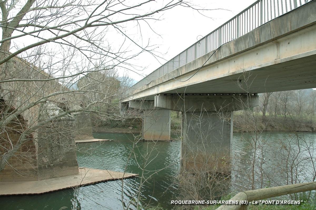 Fiche média no. 78520 ROQUEBRUNE-sur-ARGENS (83, Var) – La RD 7 franchit la rivière Argens sur le nouveau « Pont d'Argens », construit en 1982 à côté de l'ancien pont