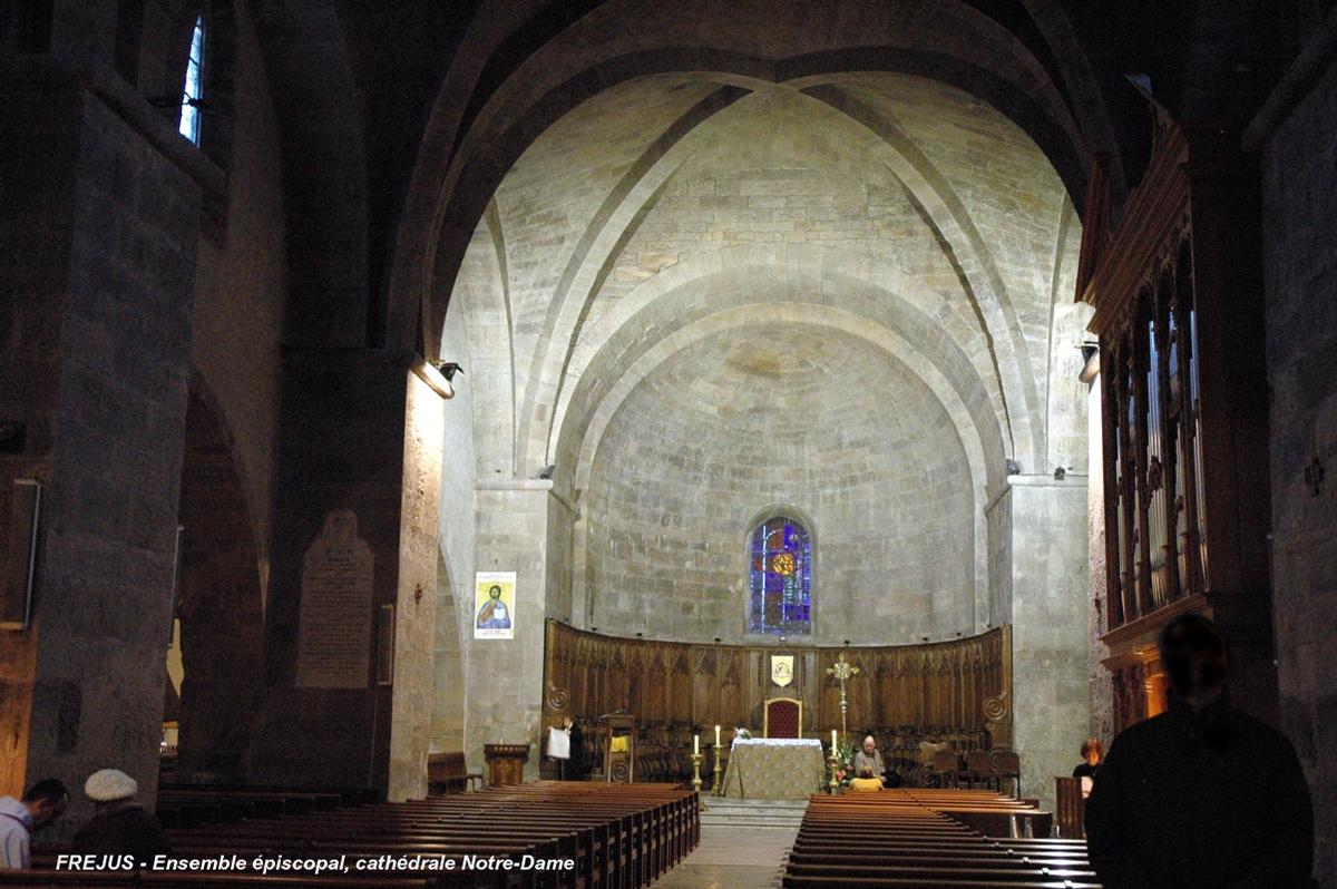 Fiche média no. 78334 FRÉJUS (83, Var) - Cathédrale, nef sud composée de 3 travées en voûtes d'ogives et une abside semi-circulaire, c est l église épiscopale, dédiée à Notre-Dame