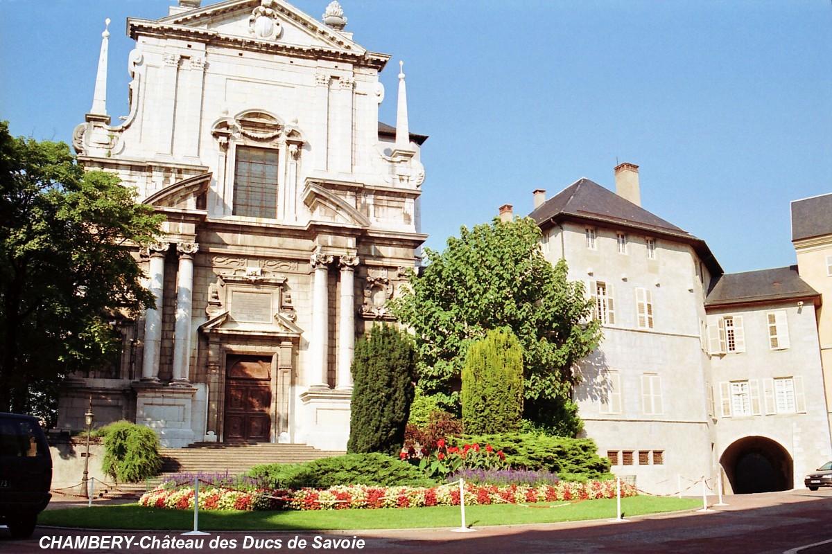 Fiche média no. 79372 CHAMBERY (73, Savoie) –- Château des Ducs de Savoie, la Sainte-Chapelle, façade baroque du XVIIIe, à droite la Bâtiment de l'Intendance (XVe)