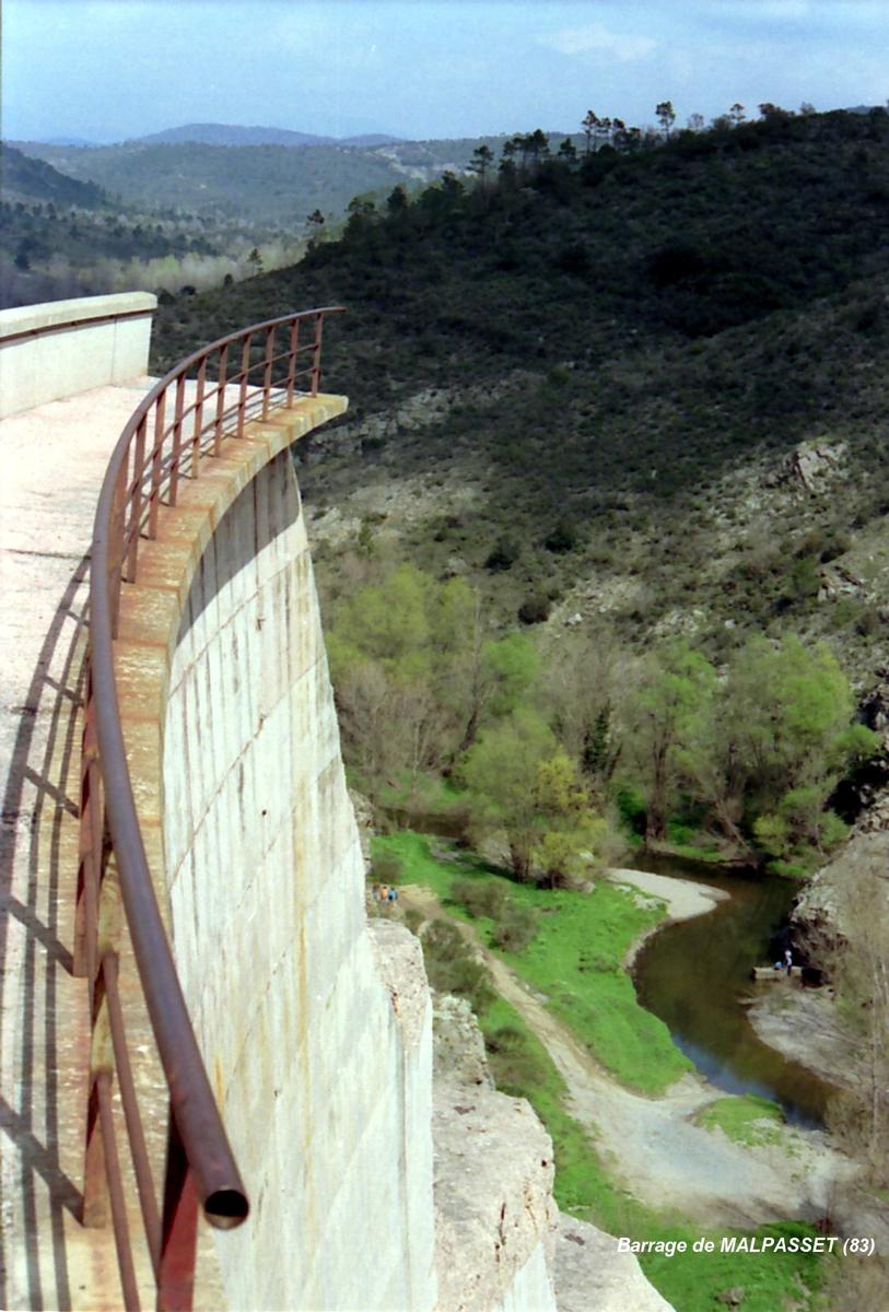 Barrage de Malpasset (83, Var) – Les vestiges du barrage sur la rive droite du Reyran 