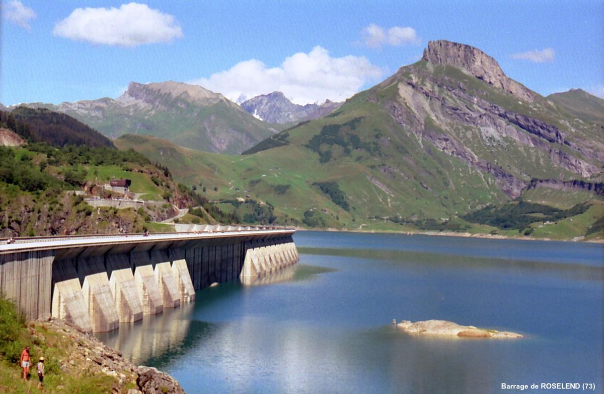 Fiche média no. 55738 Barrage de Roselend (73, Savoie) – La côte de la retenue est 1557m, elle alimente l'usine souterraine de La Bathie, sous 1200m de hauteur de chute