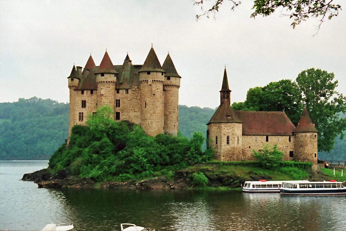 Fiche média no. 150350 Lanobre (15270, Cantal, Auvergne) - le Château de Val édifié au 15e siècle, sur sa presqu'île du lac artificiel de Bort-les-Orgues, et la chapelle gothique Saint-Blaise du XVe également. Propriété de la ville de Bort-les-Orgues, le château à une fonction de Musée et accueille des manifestations culturelles
