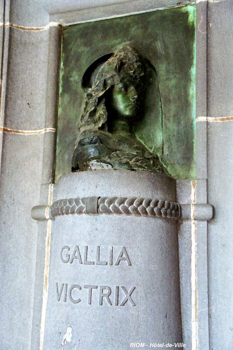 RIOM (63, Puy-de-Dôme) – Hôtel-de-Ville, buste en bronze d'Auguste Rodin (profil de C.Claudel) 