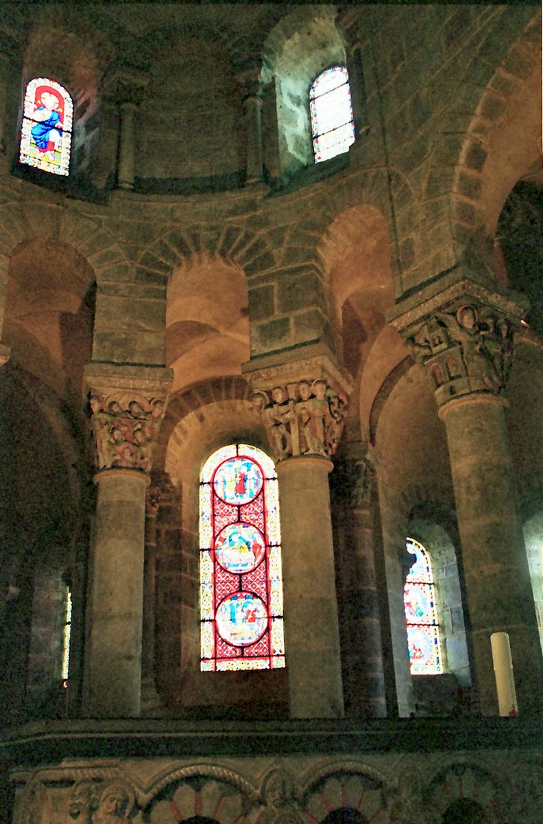 ST-NECTAIRE (63, Puy-de-Dôme) – Eglise Saint-Nectaire, colonnes du choeur 