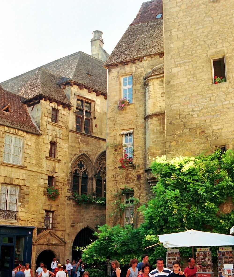 Fiche média no. 150356 Sarlat-la-Canéda (24200, Dordogne, Aquitaine) - Place des Oies, Hôtel Plamon à gauche et Hôtel de Vassal à droite