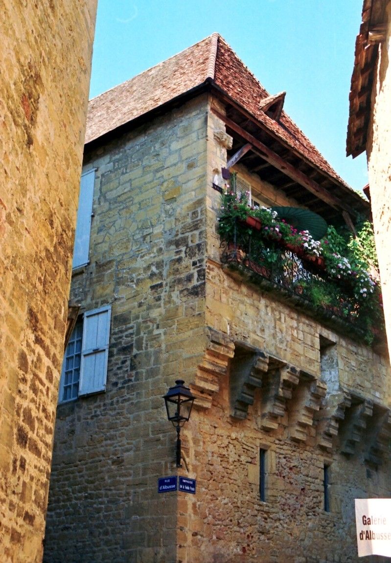 Fiche média no. 150354 Sarlat-la-Canéda (24200, Dordogne, Aquitaine) - rue d'Albusse, Hôtel de Génis du 15e siècle, l'étage en encorbellement est supporté par sept corbeaux de pierre