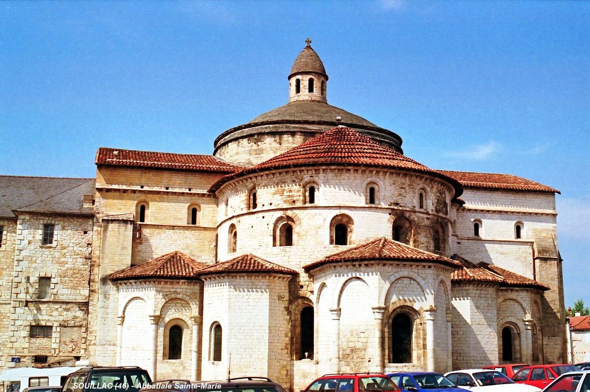Fiche média no. 57567 SOUILLAC (46, Lot) – Abbatiale Sainte-Marie, façade Est: le chevet avec ses chapelles rayonnantes, le transept et la coupole au dessus de la croisée