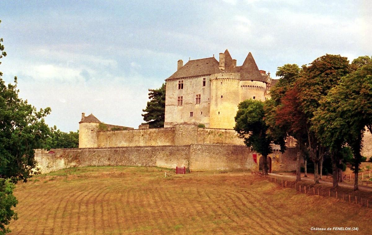 Fiche média no. 59571 Château de FENELON (Sainte-Mondane, 24, Dordogne) – Construit au 15e et 16e siècles, il reçut d'importantes transformations au XVIIe. Sa triple enceinte lui confère des allures de forteresse
