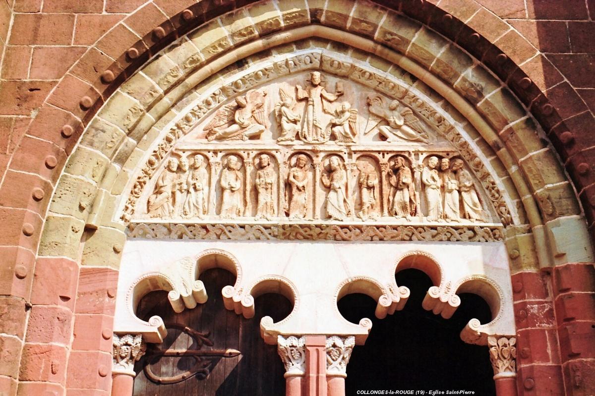 Fiche média no. 61046 COLLONGES-la-ROUGE (19, Corrèze) – Eglise Saint-Pierre, le tympan du Portail sculpté (au XIIe) dans du calcaire blanc, surprend au milieu du grés rouge de l'édifice