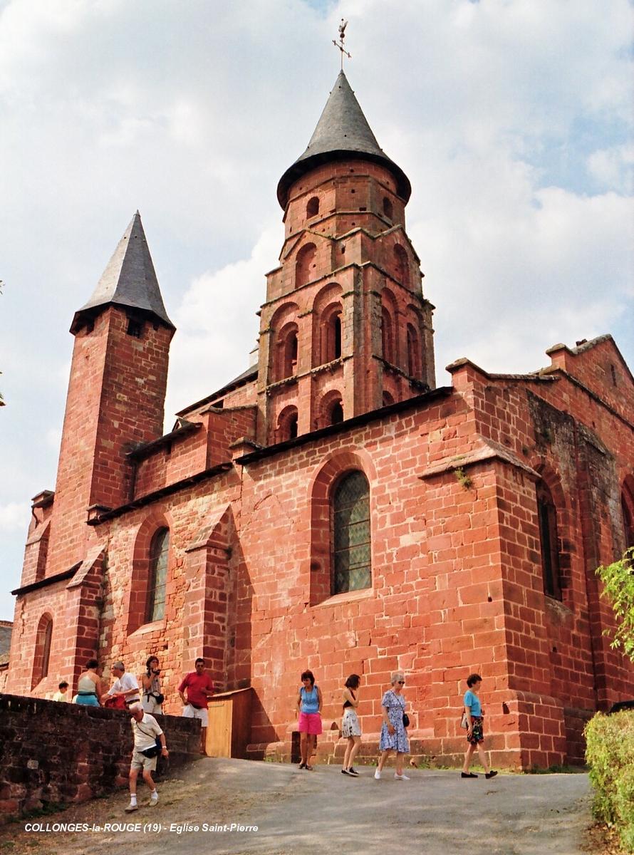 Fiche média no. 61044 COLLONGES-la-ROUGE (19, Corrèze) – Eglise Saint-Pierre, édifiée aux 11e et 12e siècles, elle reçut un système défensif au XVIe. Le clocher est typique du roman limousin