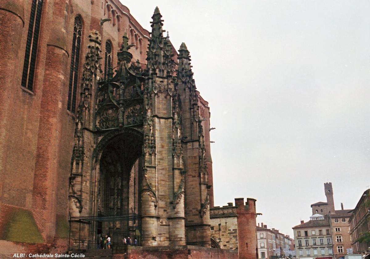 ALBI (81, Tarn) – Cathédrale Sainte-Cécile, porche de la façade sud (fin 14e siècle) 