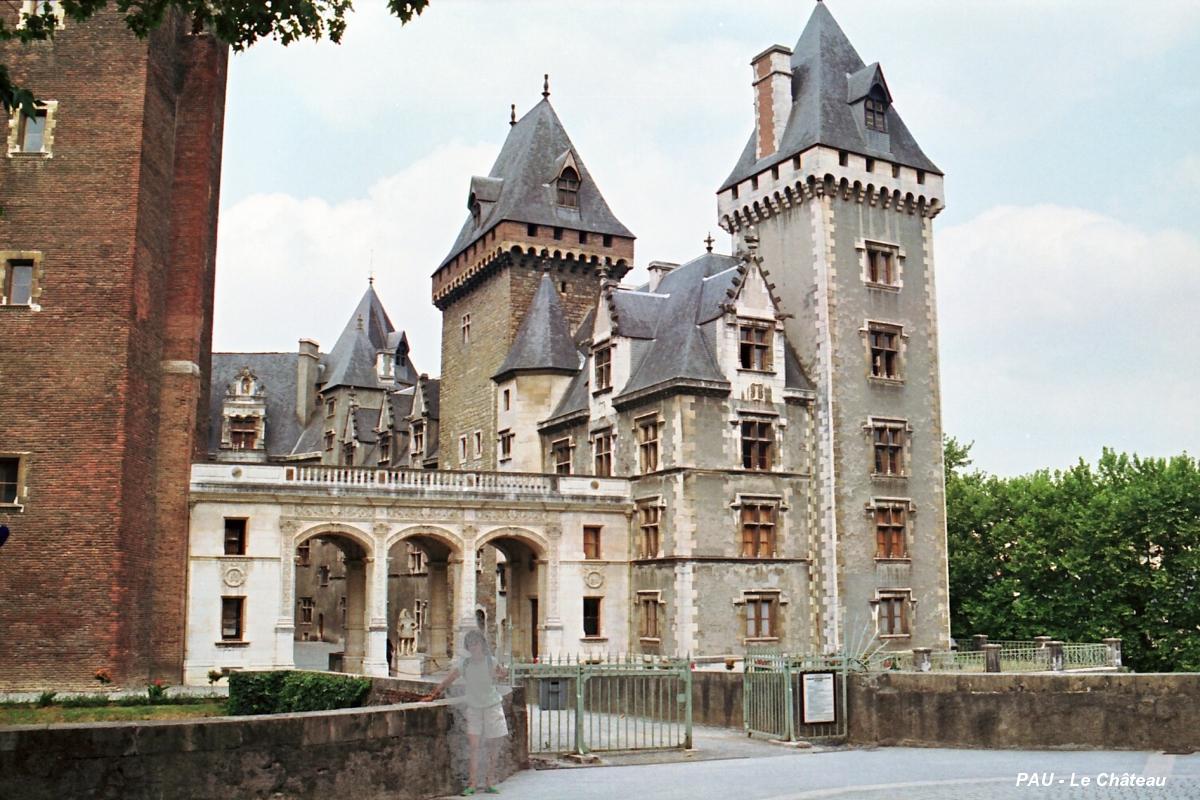 PAU (64, Pyrénées-Atlantiques) – Le Château, portique néo-renaissance du XIXe et aile nord 