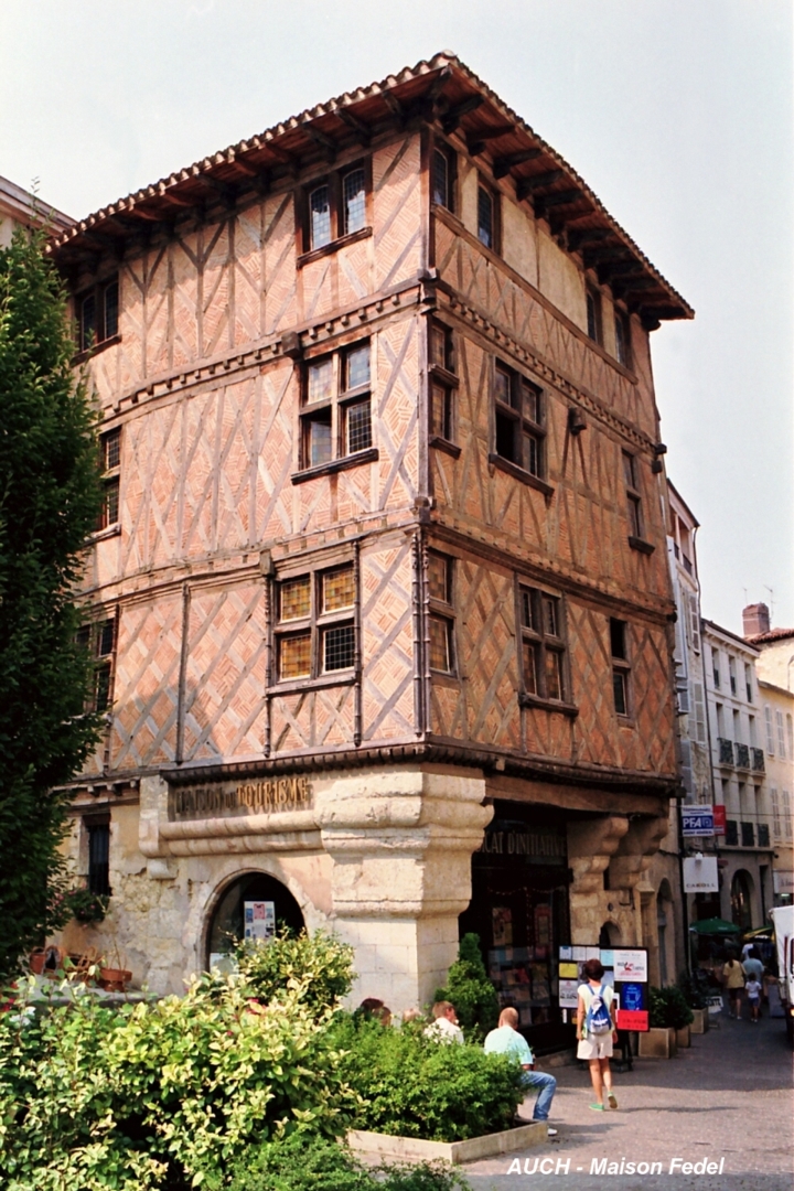 AUCH (32, Gers) – « Maison Fedel » sur la Place de la Libération (bureaux du syndicat d'initiative), maison à colombages du 15e siècle 