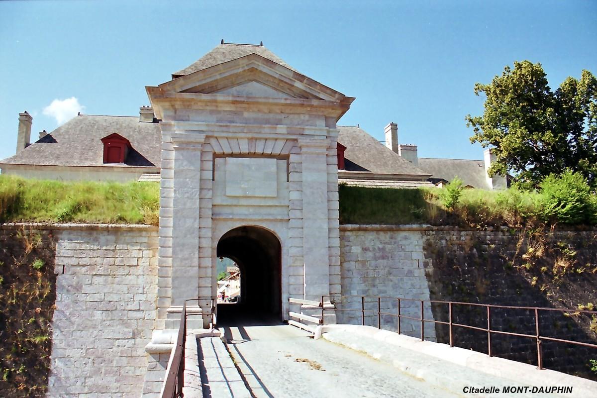 Place-forte de MONT-DAUPHIN – Porte de Briançon, donne accés à la ville par le nord 