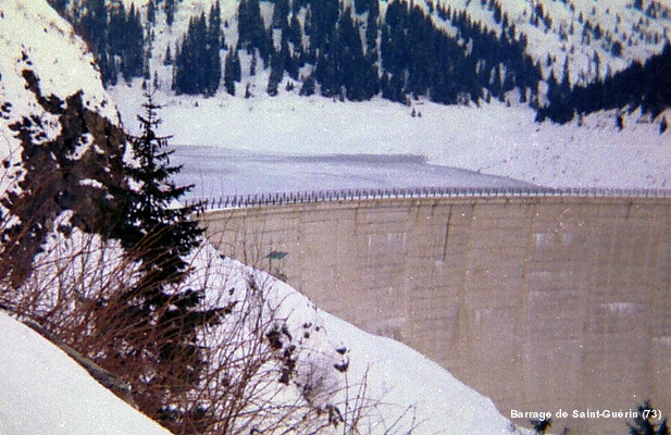 Barrage de Saint-Guérin (73,Savoie) – La retenue de ce barrage communique avec celle du barrage de Roselend par une galerie souterraine 
