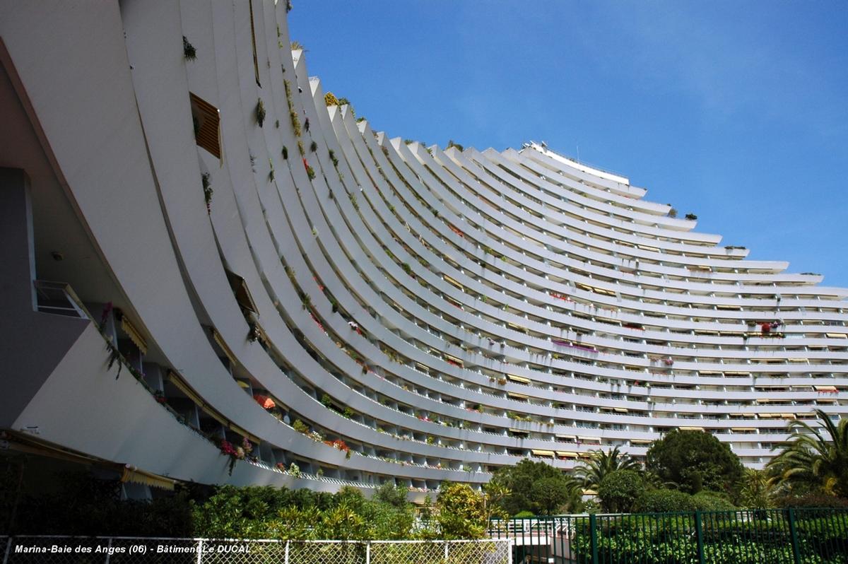 Fiche média no. 59315 MARINA-BAIE des ANGES (Villeneuve-Loubet, 06, Alpes-Maritimes) – Bâtiment Le Ducal (achevé en 1976), côté mer. Immeuble classé IGH, avec 24 étages