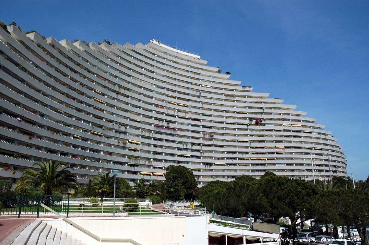 Fiche média no. 59316 MARINA-BAIE des ANGES (Villeneuve-Loubet, 06, Alpes-Maritimes) – Bâtiment Le Ducal (achevé en 1976), côté mer. Immeuble classé IGH, avec 24 étages