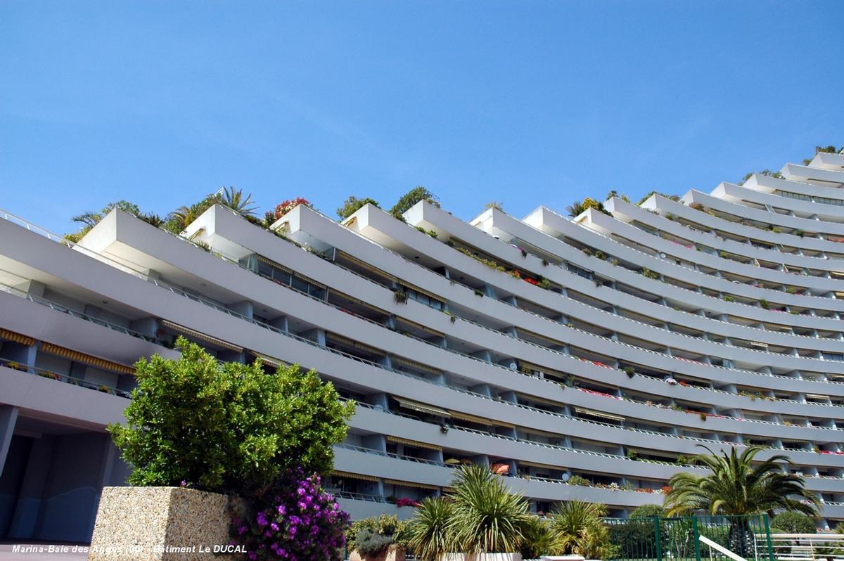 Fiche média no. 59317 MARINA-BAIE des ANGES (Villeneuve-Loubet, 06, Alpes-Maritimes) – Bâtiment Le Ducal (achevé en 1976), côté mer. Immeuble classé IGH, avec 24 étages