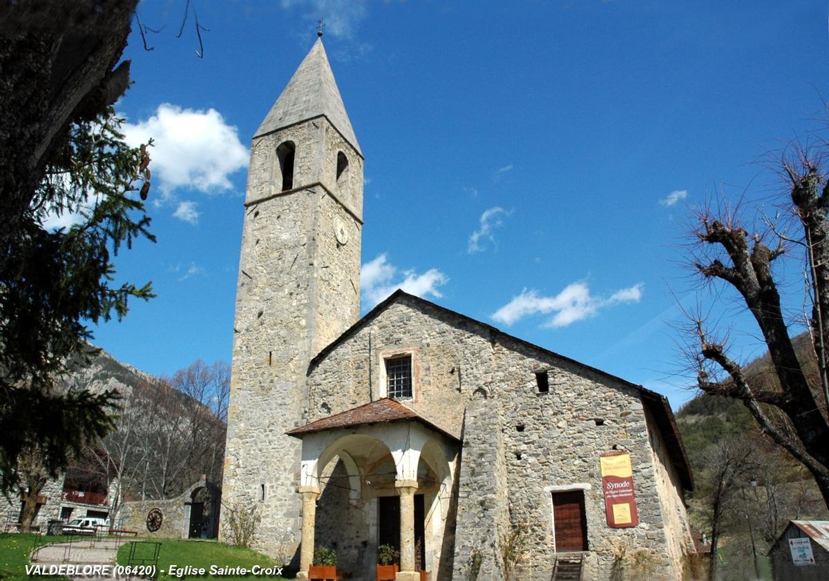 VALDEBLORE (06420, Alpes-Maritimes) – Eglise de la Sainte-Croix, le clocher détruit par un séisme est de construction plus récente 