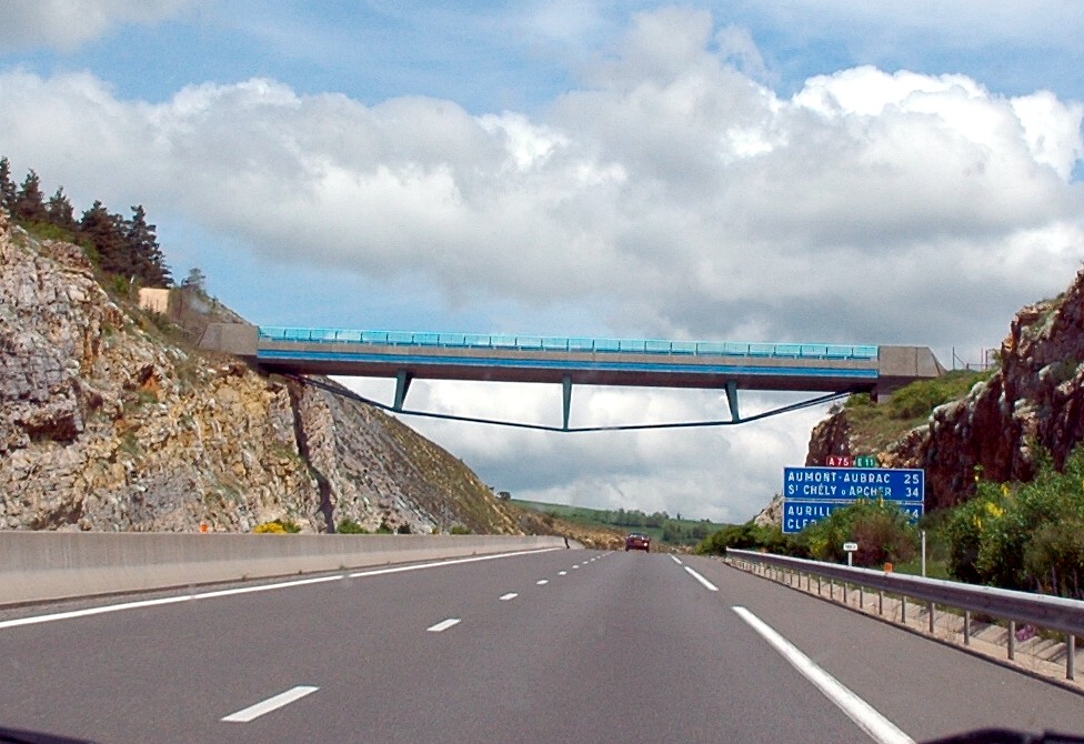 Commune de CHIRAC (48100, Lozère) – pont sur l'autoroute A 75 