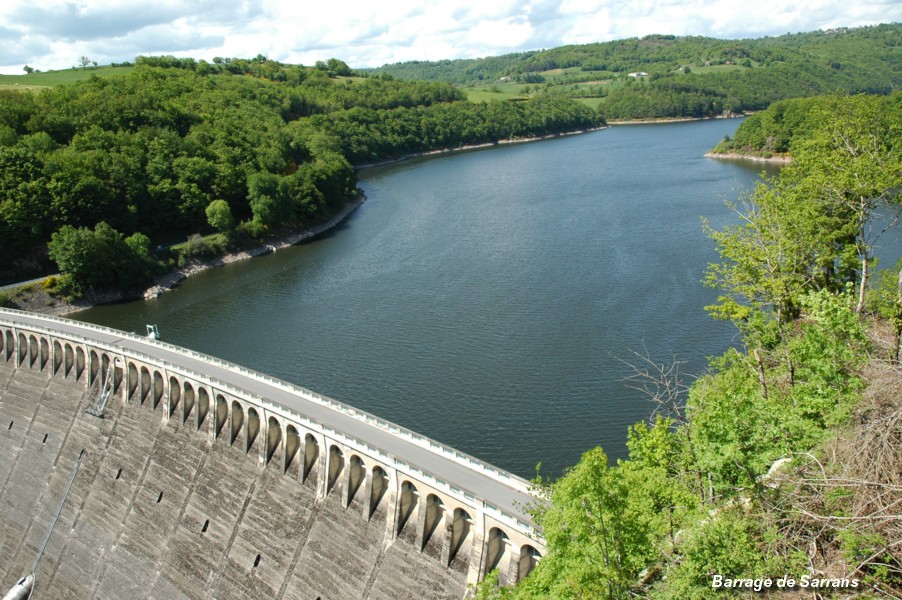 Barrage de SARRANS (12, Aveyron) - le barrage et le lac 