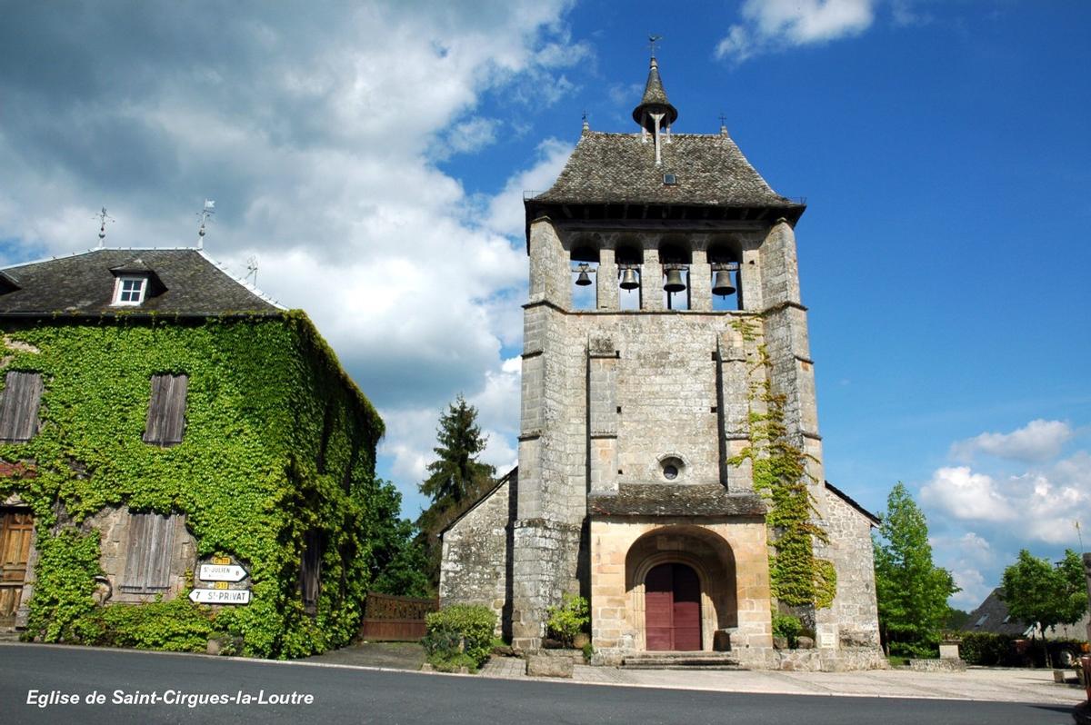 Saint-CIRGUES-la-LOUTRE (19220, Corrèze) – Eglise du XVe siècle avec son clocher « en peigne », typique du Massif Central 