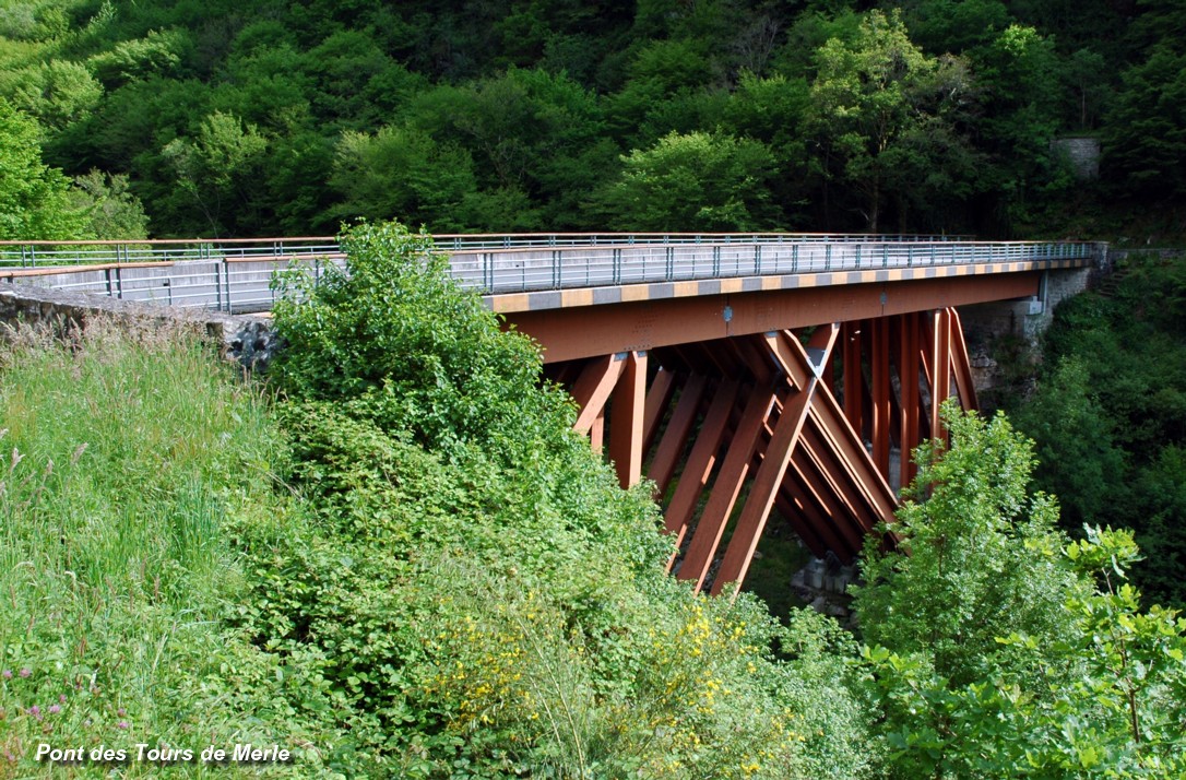 Pont des « Tours-de-Merle » sur la Maronne, route RD 13, commune de Saint-Geniez-Ô-Merle (19220, Corrèze) 
