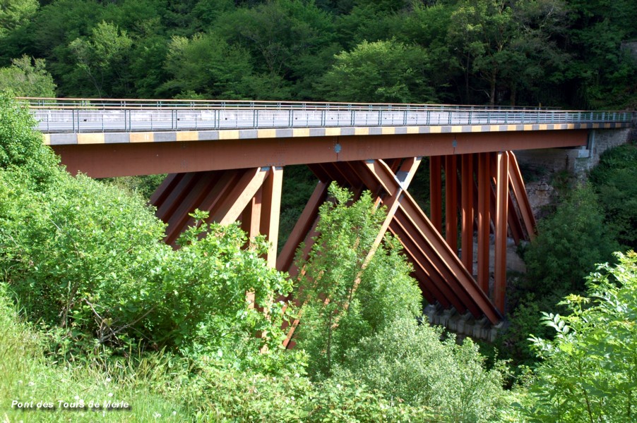 Pont des « Tours-de-Merle » sur la Maronne, route RD 13, commune de Saint-Geniez-Ô-Merle (19220, Corrèze) 
