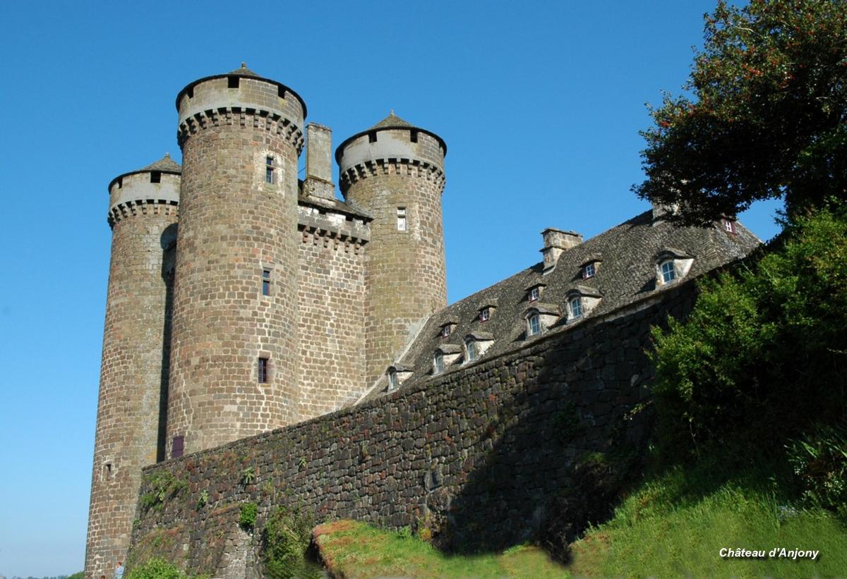 TOURNEMIRE (15310, Cantal, Auvergne) - Château d'Anjony, construit au XVe en pierre de basalte rougeatre TOURNEMIRE (15310, Cantal, Auvergne) - Château d'Anjony , construit au XVe en pierre de basalte rougeatre