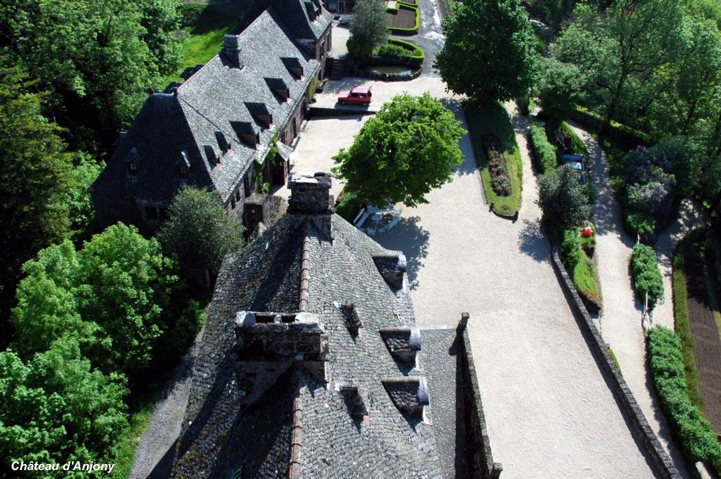 TOURNEMIRE (15310, Cantal, Auvergne) - Château d'Anjony, l'aile habitée construite au 18e siècle TOURNEMIRE (15310, Cantal, Auvergne) - Château d'Anjony , l'aile habitée construite au 18e siècle
