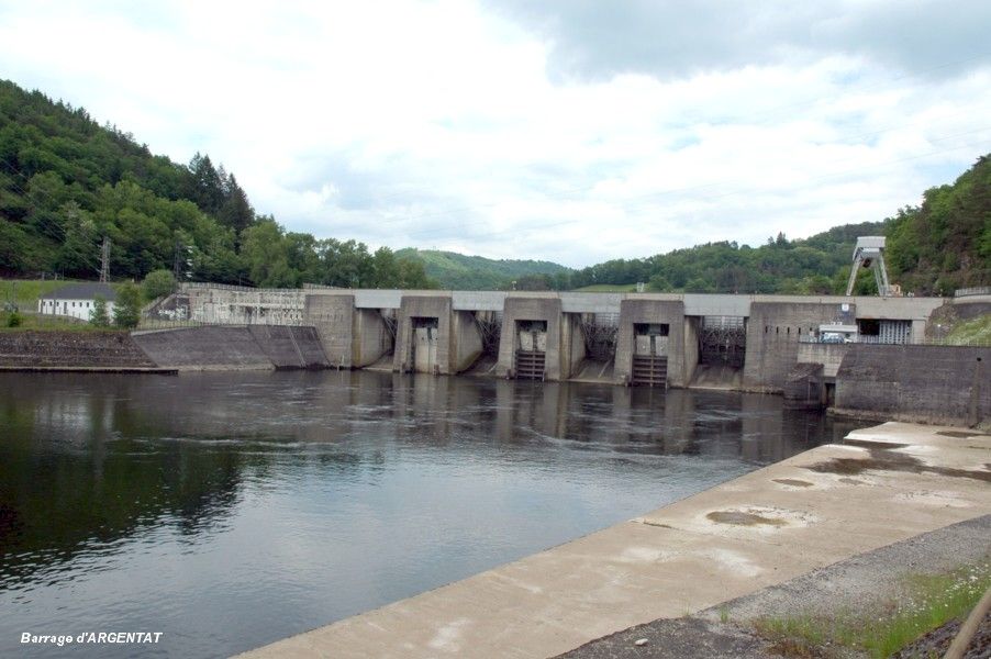 ARGENTAT (19400, Corrèze) – Barrage d'Argentat, également nommé barrage du Sablier, sur la Dordogne, vue aval 
