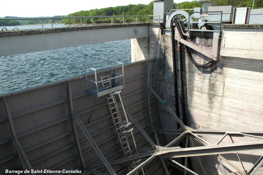 Barrage de Saint-ETIENNE-CANTALES (15, Cantal) – pertuis d'évacuateur de crues équipé d'une vanne secteur actionnée par chaînes 