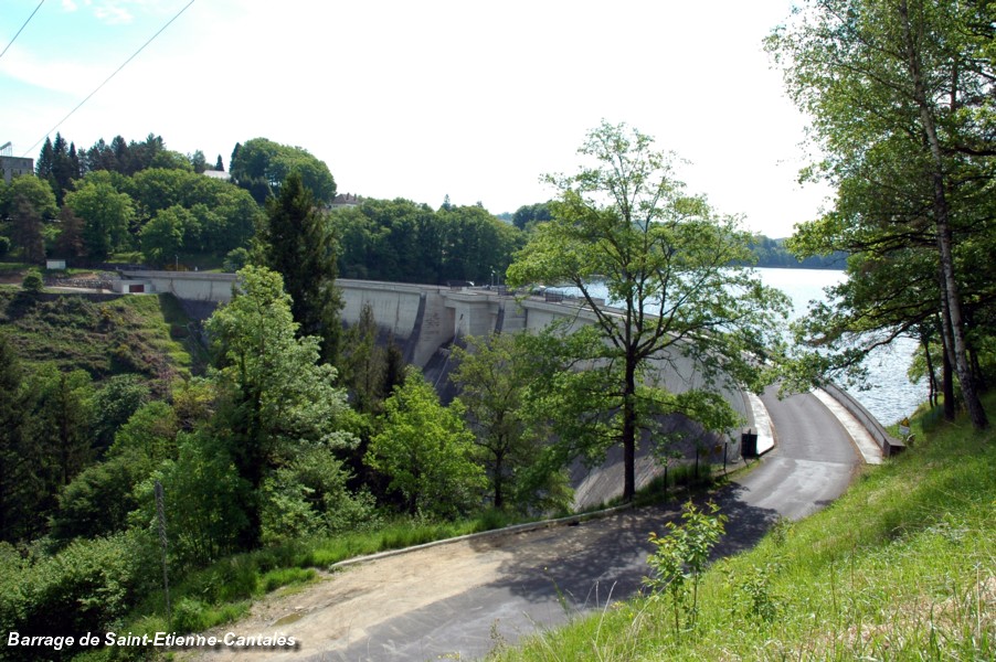 Barrage de Saint-ETIENNE-CANTALES (15, Cantal) – vue du même belvédère que la vue n°79248 prise en 1964 