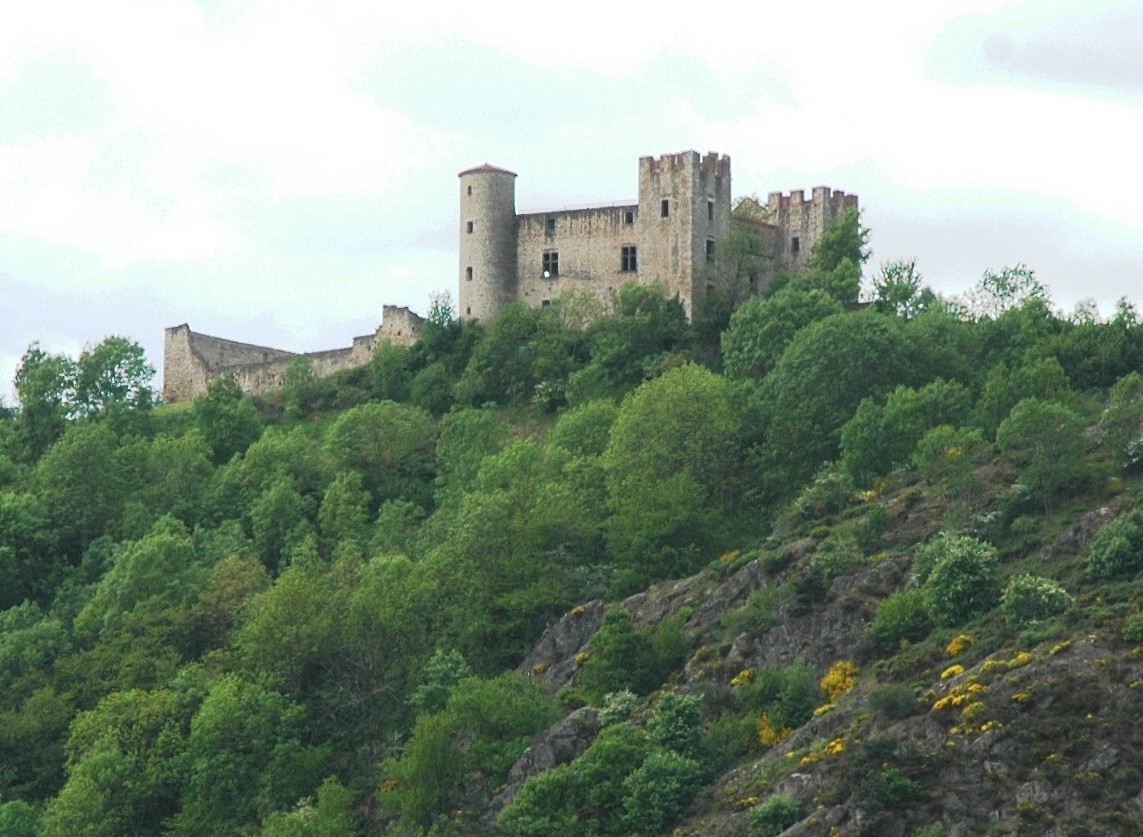Fiche média no. 140150 Chambles (42170) - Château d'Essalois , château-fort construit à la fin du XVIe, restauré au XIXe. Propriété du département de la Loire, des travaux de restauration se poursuivent depuis 1983