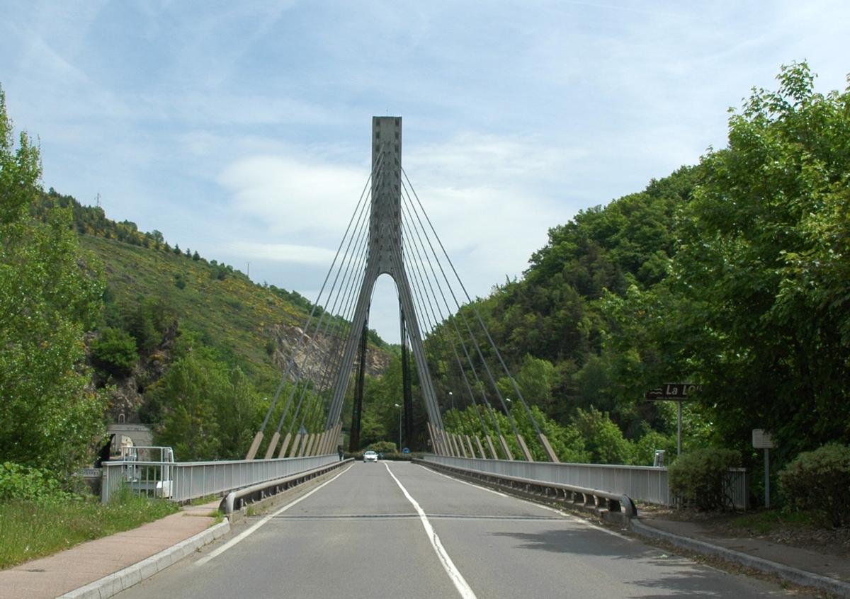 Fiche média no. 139841 Caloire et Unieux (42240, Loire) - Pont du Pertuiset , Pont à haubans de la route D3 sur le lac de retenue du barrage de Grangent sur la Loire