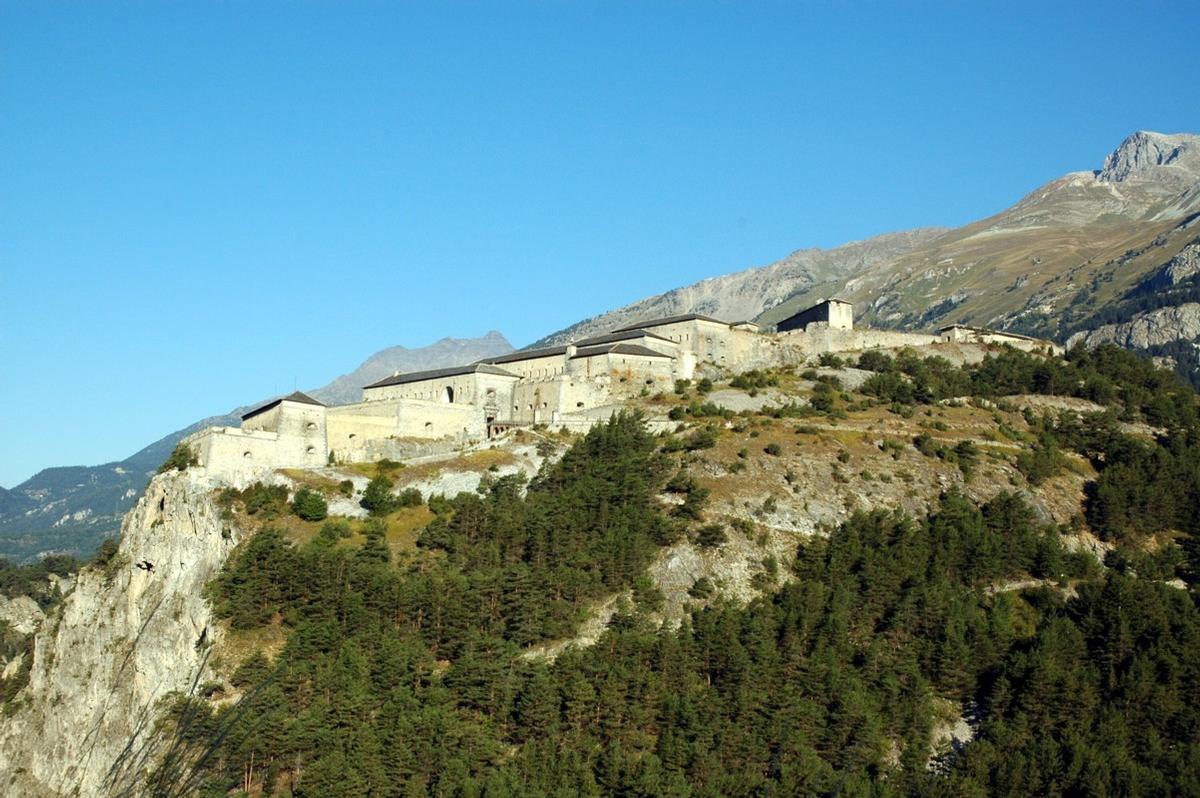 AUSSOIS (73500, Savoie, Rhône-Alpes) - Les forts de l'Esseillon, fort Victor-Emmanuel, vu de l'est AUSSOIS (73500, Savoie, Rhône-Alpes) - Les forts de l'Esseillon, fort Victor-Emmanuel , vu de l'est