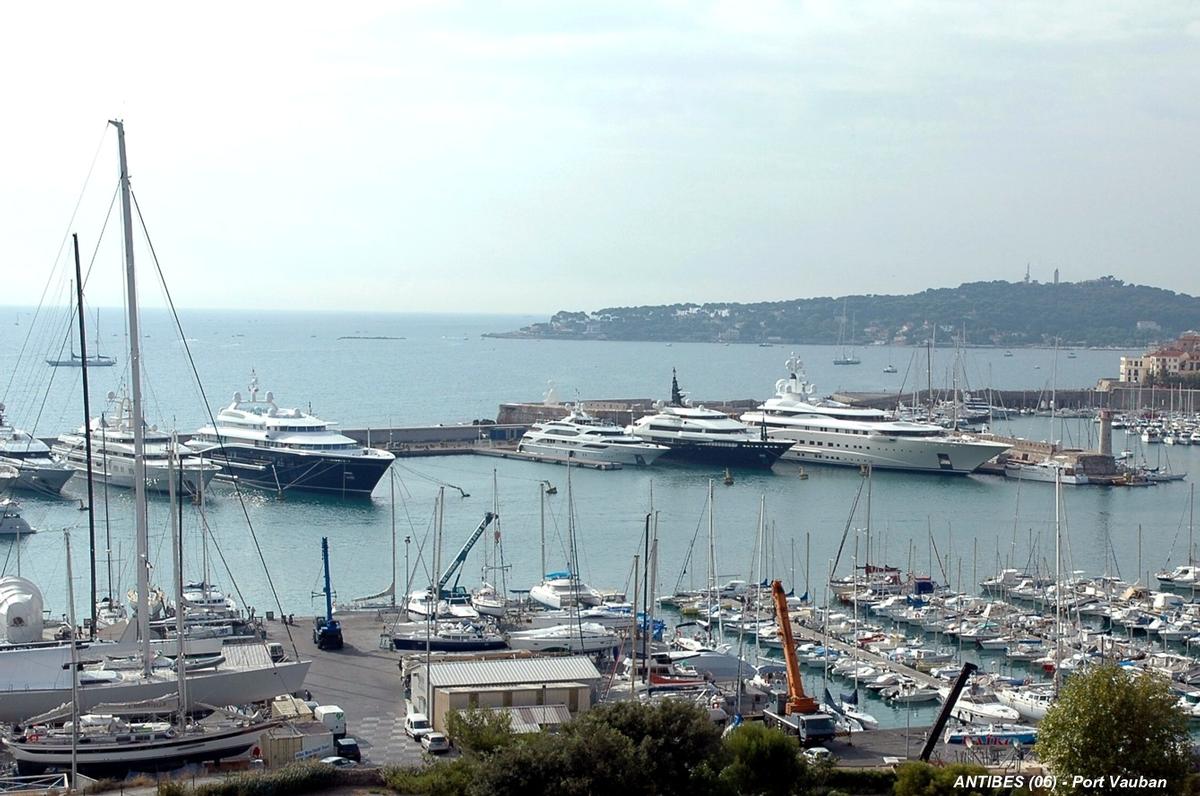 Fiche média no. 98141 ANTIBES (06600, Alpes-Maritimes) – Port Vauban, bassin de grande plaisance installé dans l'ancien avant-port pétrolier, 19 emplacements pour des navires de 70 à 165m