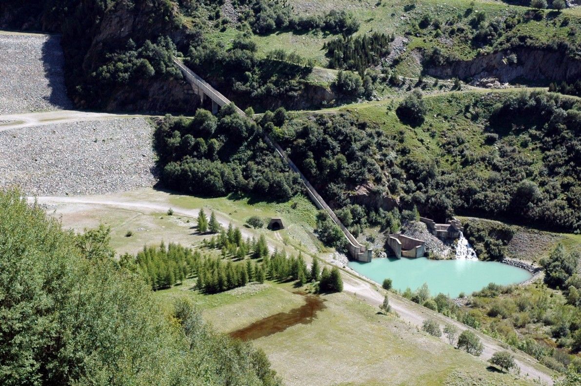 Fiche média no. 144732 Commune de Vaujany (38114, Isère, Rhône-Alpes) - Barrage de GRAND MAISON , exutoires des vidanges de fond et de l'évacuateur de crues